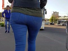 MILF with round ass go to the bus