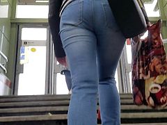 Young MILF's ass in jeans