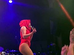 Bebe Rexha piernotas y algo mas en vivo