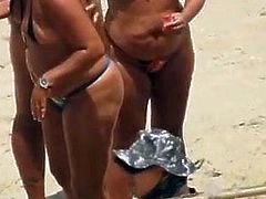 mamas na praia de micro  bikini