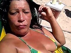 Crazy Dinha in the beach close in her pussy
