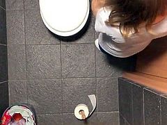 voyeur polish worker caught in bathroom (spy WC cam)