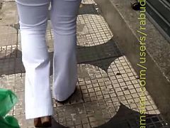 Coroa gostosa calcinha marcando no jeans branco