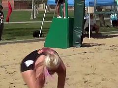 Gostosona jogando vôlei de areia parte 2