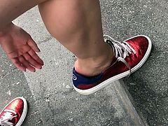 Girlfriend show her sweating soles at sightseeing tour pt.2