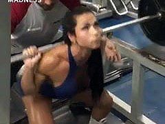 Culona y piernuda en el gimnasio