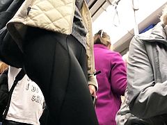 Sexy leggings in metro voyeur cameltoe