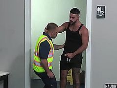 Muscle bear oral-sex and facial cum