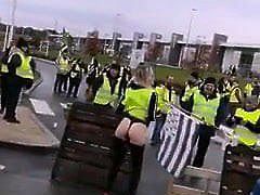 Deux Gilets Jaunes montrent leurs fesses (Pontchateau)