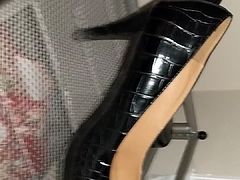 Fuck and cum on girlfriend's black pumps