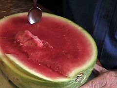 How To Eat A Wattermellon