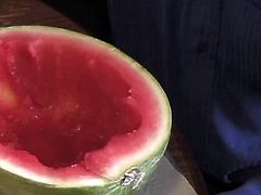 How To Eat A Wattermellon