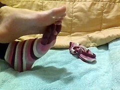 Sweet long toes removing their toe-socks - and spreading -.