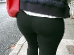 Candid big juicy ass walking in black leggings