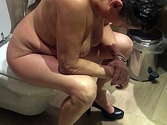 Paola Exposed web slut from Italy on the toilet
