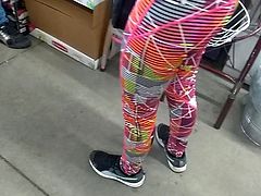 Flaca en leggins de colores