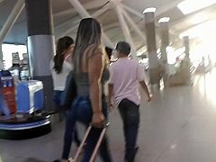 This MILF booty was poppin in tight jeans thru the aiport
