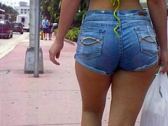 Check out this perfect girl walking down the street wearing tight shorts that let us witness her perfect booty in candid footage