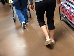 Teen ass in leggings walking with mom