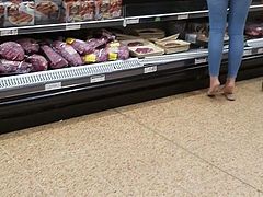Voyeur Sexy milf ass in tight Jean's in supermarket