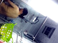 【シャワーを浴びて飲み物を飲む】容姿も気