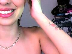 Julie Oliver em cena de ASMR superpicante como namorada