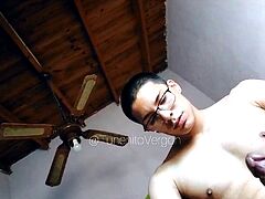 AMATEUR HANDJOB ENDS UP SPREADING ALL THE CUM